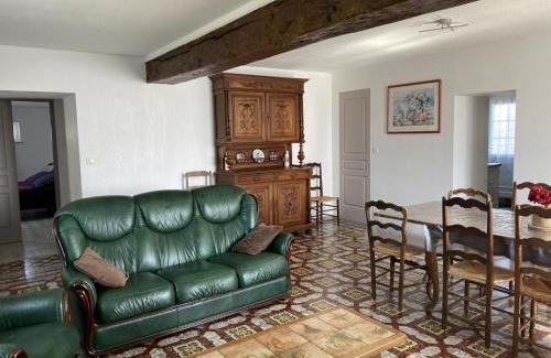 Montaiguet-en-Forez Maison | Gîte familial à Montaiguët-en-Forez avec terrasse, proche nature et ferme équestre - FR-1-489-371