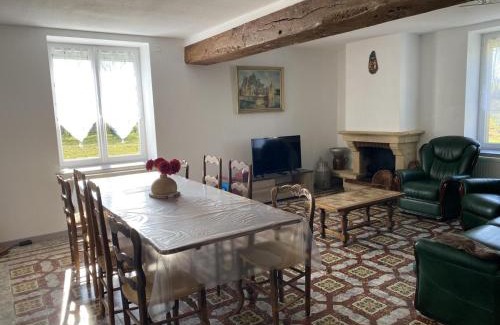 Montaiguet-en-Forez Maison | Gîte familial à Montaiguët-en-Forez avec terrasse, proche nature et ferme équestre - FR-1-489-371