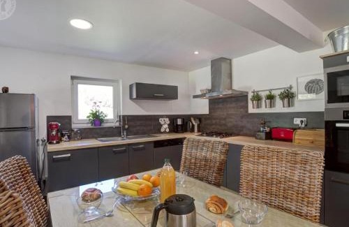 Pilat Rhodanien Maison | Gîte familial spacieux avec WiFi en campagne paisible - FR-1-496-363