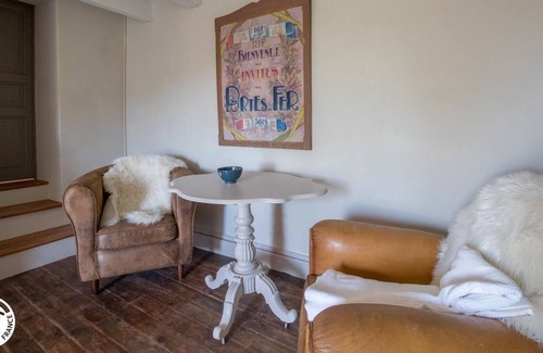 Egliseneuve-des-Liards Maison | Gîte Lécole des Filles