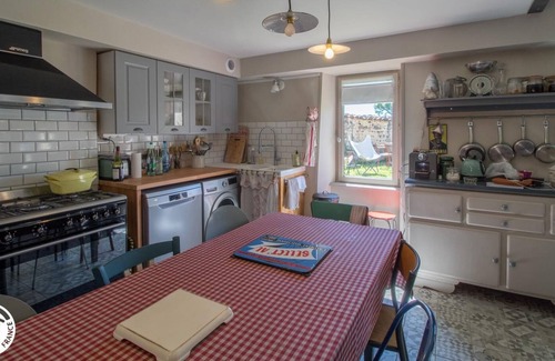Egliseneuve-des-Liards Maison | Gîte Lécole des Filles