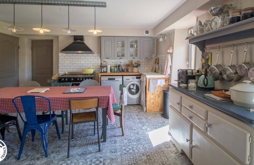 Egliseneuve-des-Liards Maison | Gîte Lécole des Filles
