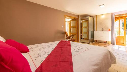 Antully Maison | Gîte La grange des Hirondelles 15 personnes 5litsdoubles 5litssimples 1convertible chez MAYMARD Yannick à 28 route de la croix forêt à ANTULLY réf à Gîte de France G2005 Corps de ferme entièrement rénové de bon standing