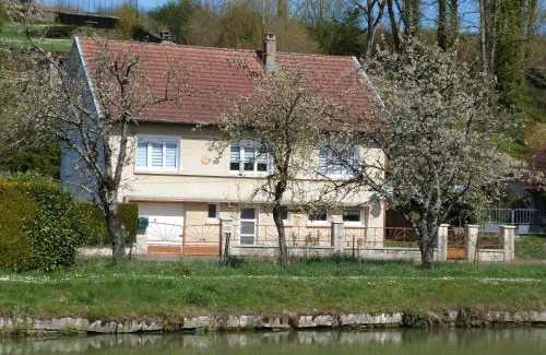 Vilosnes-Haraumont Maison | Gîte loft au bord de la Meuse avec jardin, terrasses et activités variées à Vilosnes-Haraumont - FR-1-585-81
