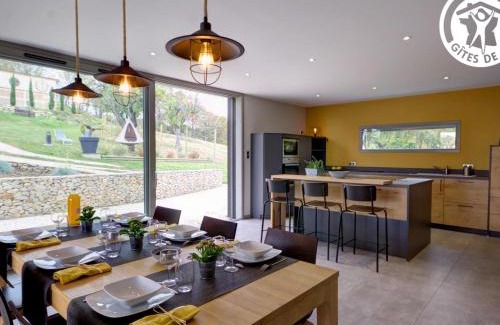 Montbrison Maison | Gîte moderne avec jardin, étang, terrasses et confort tout inclus à Montbrison - FR-1-496-157