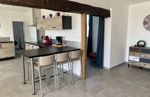 Nouans Cottage | Gîte moderne pièce bar,studio& jacuzzi. 17couch -2 h Paris /6min gare de Vivoin