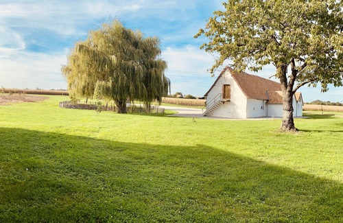 Nouans Cottage | Gîte moderne pièce bar,studio& jacuzzi. 17couch -2 h Paris /6min gare de Vivoin