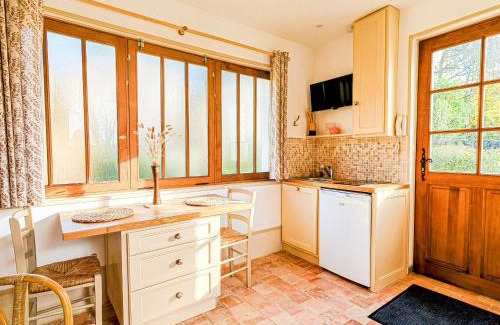 Sable-sur-Sarthe Maison | Gîte rénové au bord de la Sarthe, calme et parking privé - FR-1-410-460