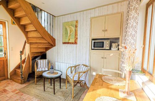 Sable-sur-Sarthe Maison | Gîte rénové au bord de la Sarthe, calme et parking privé - FR-1-410-460