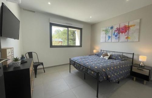 Couzon Maison | Gîte rénové avec piscine chauffée couverte, climatisation, proche randonnées et attractions locales - FR-1-489-471