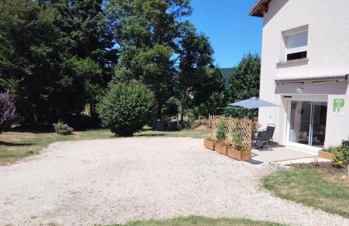 La Versanne Maison | Gîte rénové avec Wi-Fi, jardin et animaux acceptés à La Versanne - FR-1-496-369