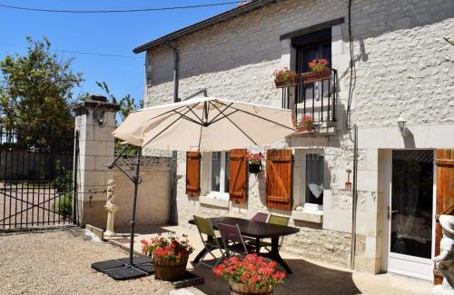 La Tour-Saint-Gelin Maison | Gîte rural 1 chambre, cour close, équipements bébé, Wi-Fi, proche mini-golf, non fumeur, tout inclus - FR-1-381-24