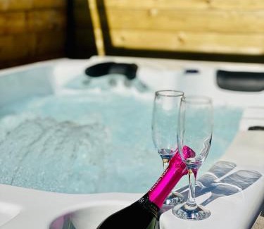 Villemoustaussou Maison | Gîte & Spa Le Villemachois - 4 étoiles - Jacuzzi couvert - Calme et Indépendant - Clim - Parking - 5 min Carcassonne