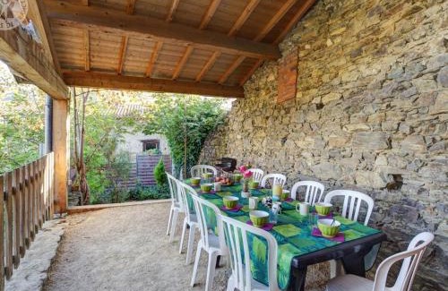 La Terrasse-sur-Dorlay Maison | Gîte spacieux avec terrasse couverte, proche Parc du Pilat, idéal pour groupes et activités de plein air - FR-1-496-73