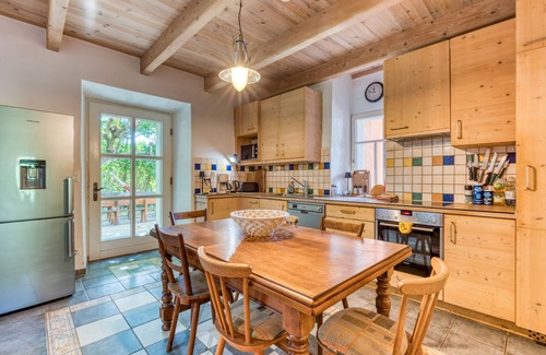 Aspiran Maison | Gîte spacieux au bord de la rivière-maison abricot