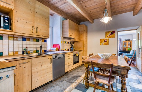 Aspiran Maison | Gîte spacieux au bord de la rivière-maison abricot