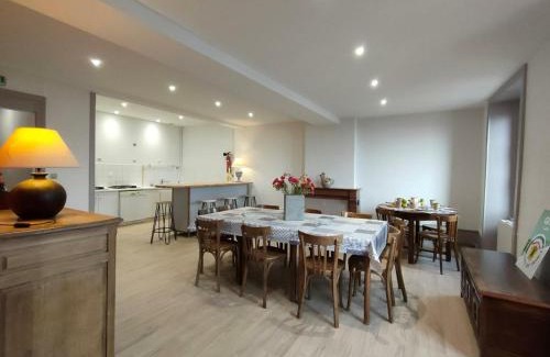 Saint-Haon-le-Chatel Maison | Gîte spacieux de 11 lits avec cour privative dans un village historique calme et pittoresque - FR-1-496-252