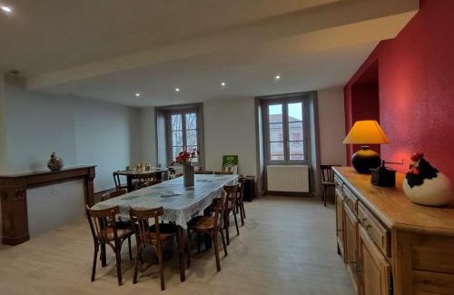 Saint-Haon-le-Chatel Maison | Gîte spacieux de 11 lits avec cour privative dans un village historique calme et pittoresque - FR-1-496-252