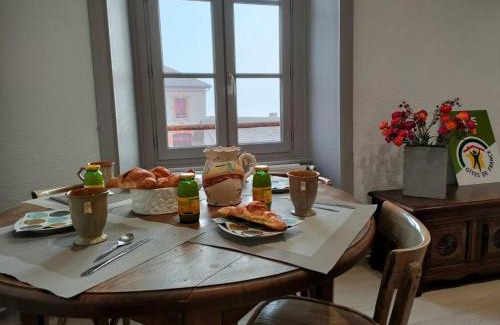 Saint-Haon-le-Chatel Maison | Gîte spacieux de 11 lits avec cour privative dans un village historique calme et pittoresque - FR-1-496-252