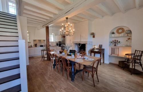 Saint-Haon-le-Chatel Maison | Gîte spacieux à Saint-Haon-le-Châtel, animaux acceptés - FR-1-496-371