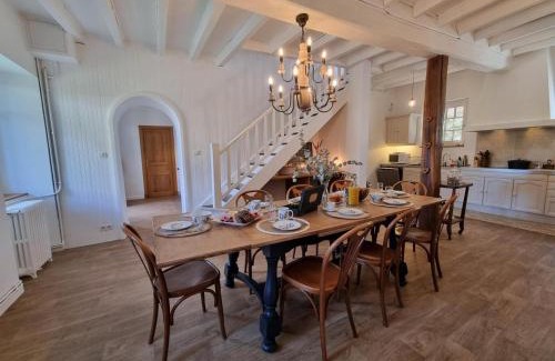 Saint-Haon-le-Chatel Maison | Gîte spacieux à Saint-Haon-le-Châtel, animaux acceptés - FR-1-496-371