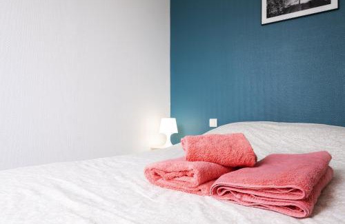 Segre Appartement | Gîte Terracotta de Segré ? cuisine ? chambre (lit queen size) ? salon