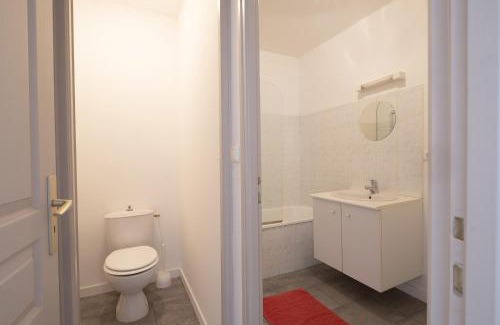 Segre Appartement | Gîte Terracotta de Segré ? cuisine ? chambre (lit queen size) ? salon