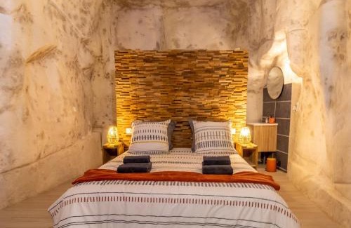 Les Ulmes Maison | Gîte troglodyte unique avec jacuzzi, billard et jardin, près de Doué La Fontaine et Saumur - FR-1-622-69