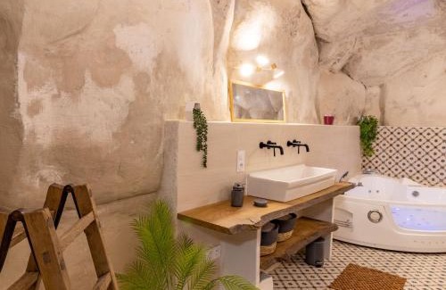 Les Ulmes Maison | Gîte troglodyte unique avec jacuzzi, billard et jardin, près de Doué La Fontaine et Saumur - FR-1-622-69