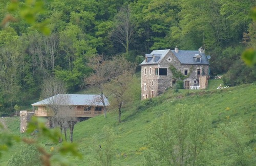 Sainte-Eulalie-d'Olt Maison | gîtes des louzets pleine nature maison traditionelle Aveyronnaise en pierre