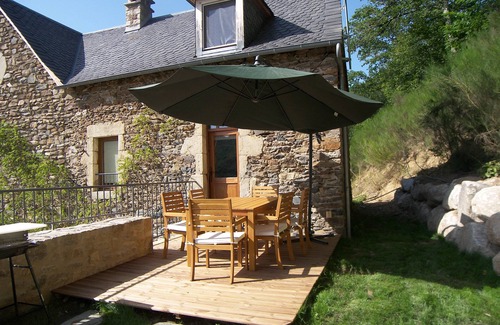 Sainte-Eulalie-d'Olt Maison | gîtes des louzets pleine nature maison traditionelle Aveyronnaise en pierre
