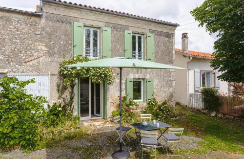 Puyravault Maison | Gabae Les Volets Verts