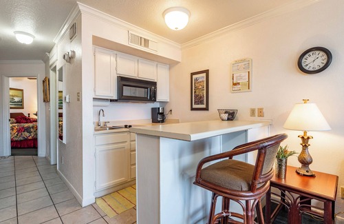 Galveston Copropriété | Galveston condo on Seawall near beach, gulf view, pools, WiFi, fitness room.