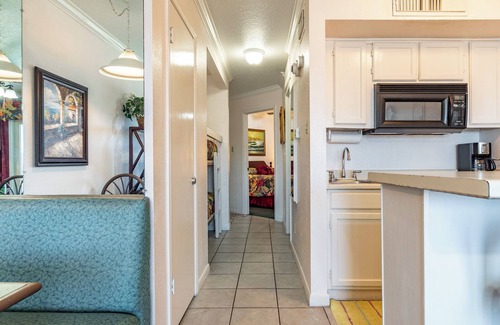 Galveston Copropriété | Galveston condo on Seawall near beach, gulf view, pools, WiFi, fitness room.
