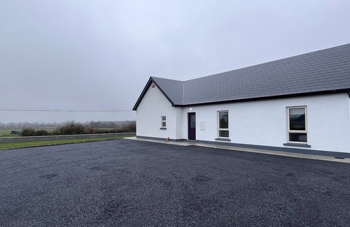 County Galway Maison | New Athenry House overlooking The fields of Athenr