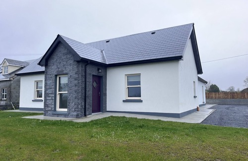 County Galway Maison | New Athenry House overlooking The fields of Athenr