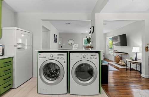 Central Arlington Maison | Game Day Getaway- 2 bedroom gem