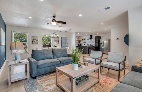 South Arlington Maison | Game Day Oasis Hot Tub I Pool table I Mini Golf