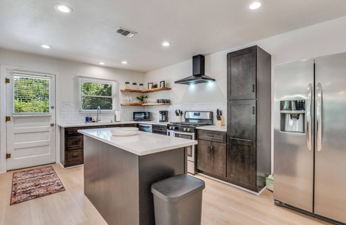 South Arlington Maison | Game Day Oasis Hot Tub I Pool table I Mini Golf