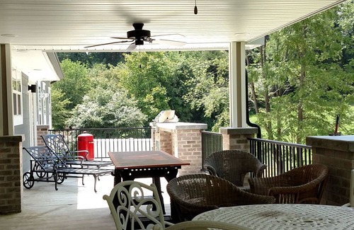 Blacksburg Maison | Jeu jour de location avec un patio à mourir pour