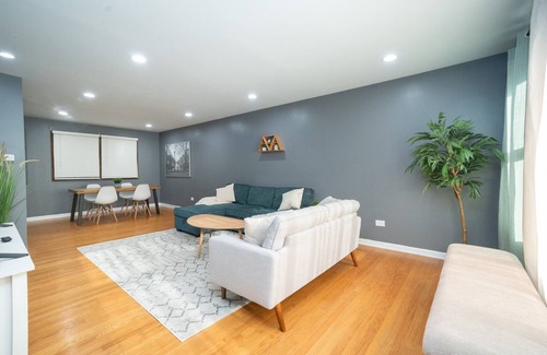 Palos Hills Maison | Game Room, Basketball Court, Fire Pit and more!