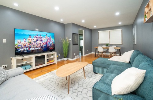 Palos Hills Maison | Game Room, Basketball Court, Fire Pit and more!
