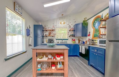 Tallahassee Maison | Game Room-Dogs-Fence yrd- King Bed