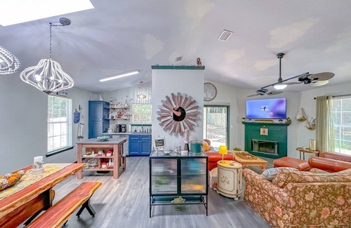 Tallahassee Maison | Game Room-Dogs-Fence yrd- King Bed