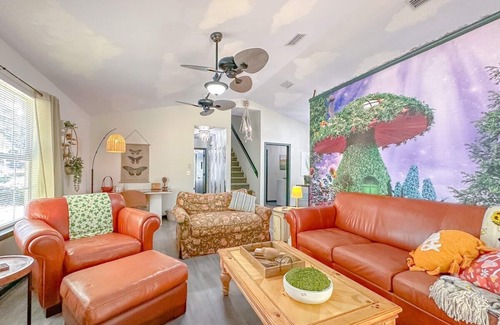 Tallahassee Maison | Game Room-Dogs-Fence yrd- King Bed