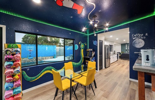 Tucson Maison | Game Room-Pool w/heated jacuzzi-Waffles-2 California King Beds-U of A 8 miles