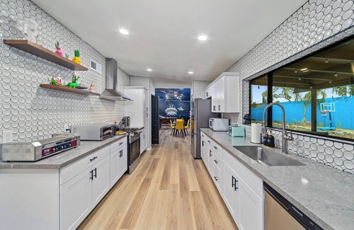 Tucson Maison | Game Room-Pool w/heated jacuzzi-Waffles-2 California King Beds-U of A 8 miles