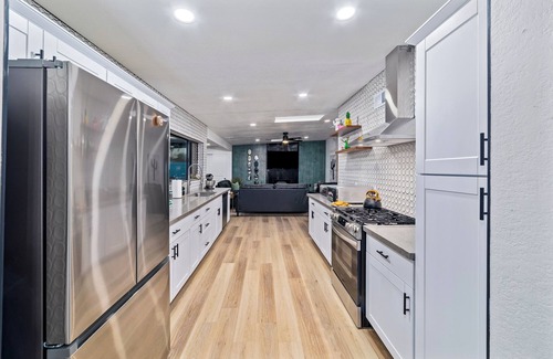 Tucson Maison | Game Room-Pool w/heated jacuzzi-Waffles-2 California King Beds-U of A 8 miles