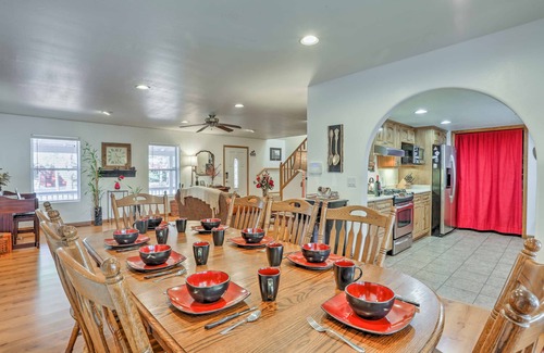 Pinetop-Lakeside Maison | Lakeside Home avec salle de jeux, cour, terrasse et cheminée!