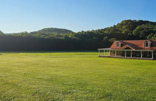 Laurelville Maison | GameRoom, HotTub, Piano, 5mi to OldManCave - Hocking Hills Copper House